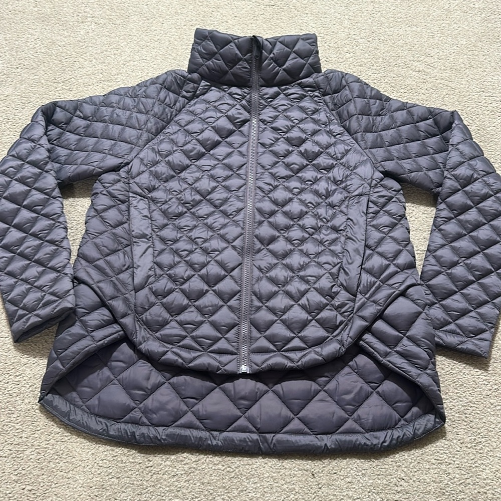 Size small Athleta whisper featherless puffer jacket in purple.